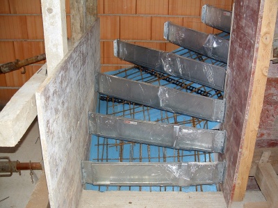 Treppenschalung mit Gelenk-Anschlag